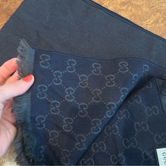 GUCCI Navy Blue Grey GG Print Scarf NWOT - Picture 7 of 9